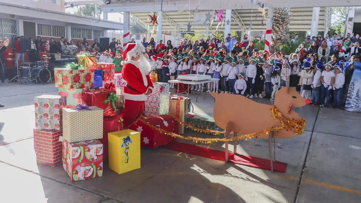 FOTO PRINCIPAL SJR El evento inicio con un cuento de Santa Claus